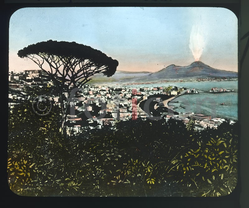 Neapel mit Vesuv ; Naples with Vesuvius - Foto foticon-simon-vulkanismus-359-017.jpg | foticon.de - Bilddatenbank für Motive aus Geschichte und Kultur